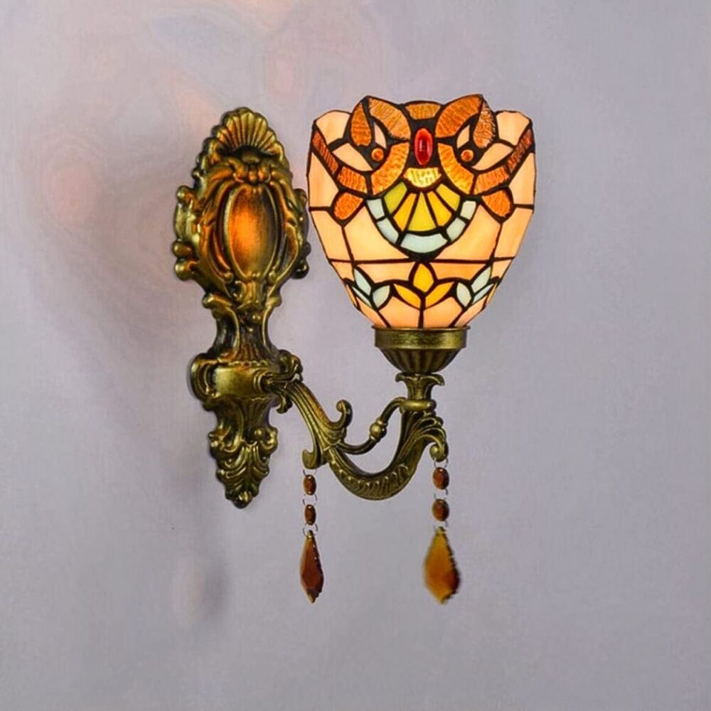 un'applique in stile tiffany dai toni arancioni su una parete grigio chiaro