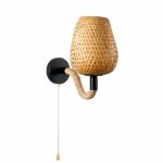 Applique con corda di canapa a collo di cigno che collega il supporto rotondo nero da fissare alla parete e dotato di catena di accensione, e il portalampada con paralume in rattan.