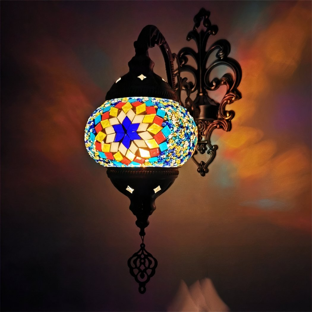 Un'applique orientale a mosaico fissata a parete