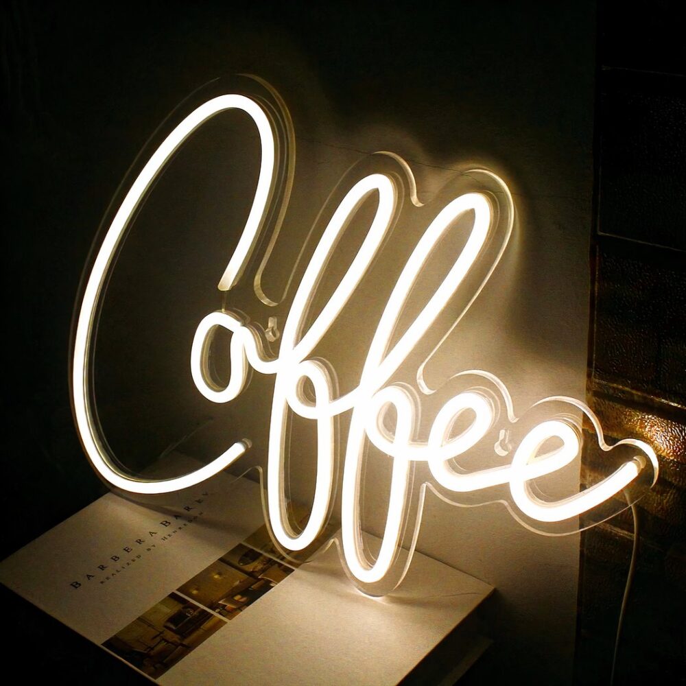 Applique da cucina al neon, di colore bianco brillante, accesa su uno sfondo nero sfumato.