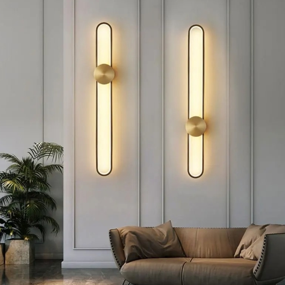 Un'applique LED minimalista dal design elegante e allungato e dall'illuminazione morbida e uniforme, ideale per gli interni moderni.