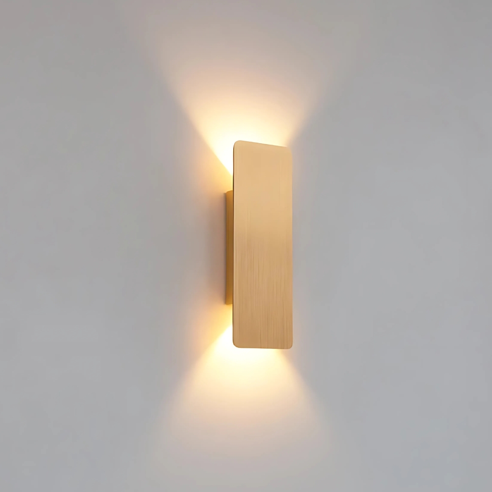 Applique LED rettangolare in metallo, che diffonde una luce morbida verso l'alto e verso il basso per un'illuminazione elegante e moderna.